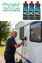 Glücklich lächelnder Mann poliert ein Wohnmobil mit einem Winkelpolierer, darüner sind drei Flaschen Physalia* CaravanProtect GFK-Spezialpolitur zu sehen.